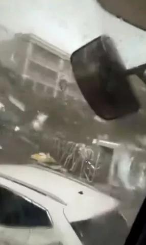 开原龙卷风肆虐现场:一家三口抱一团 像世界末日