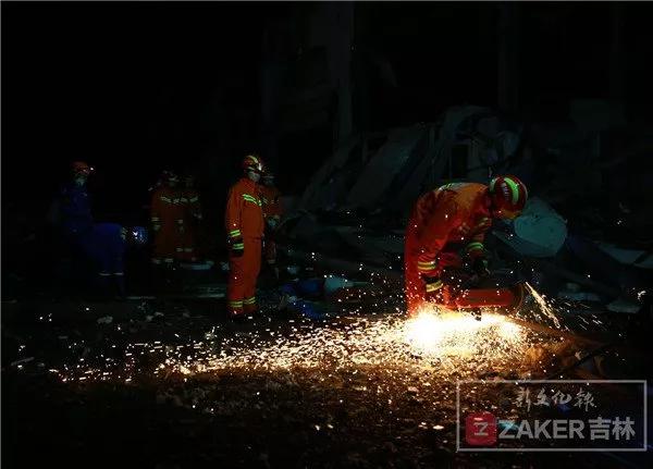 开原龙卷风肆虐现场：一家三口抱一团 像世界末日