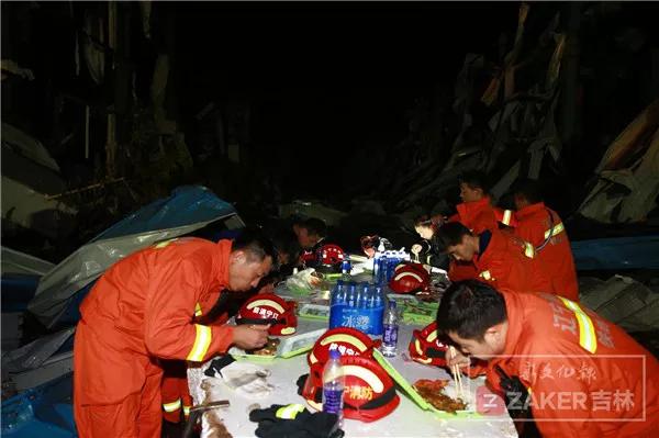 开原龙卷风肆虐现场：一家三口抱一团 像世界末日