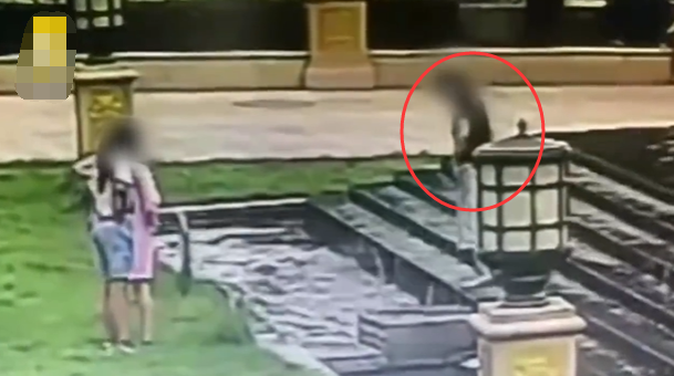 悲剧!女孩进景观池玩,触电倒地身亡