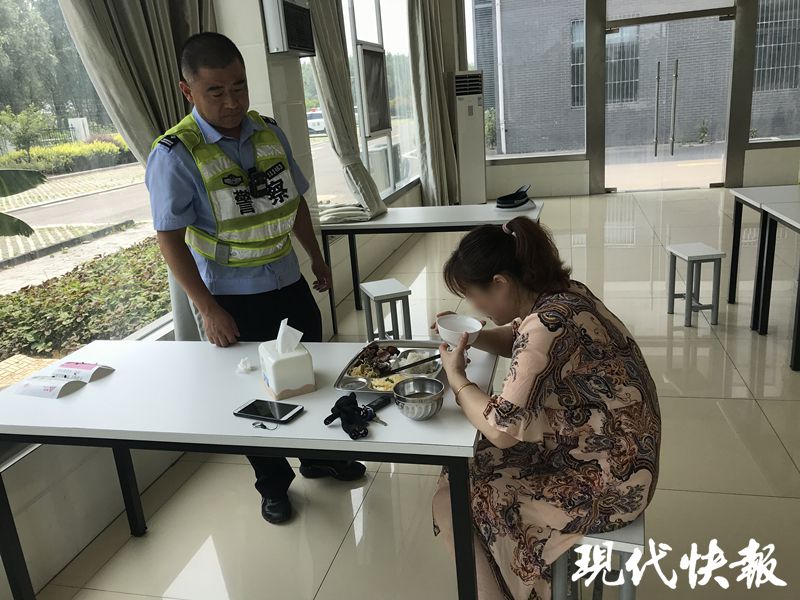  丈夫来电要离婚 女子崩溃高速上做出疯狂举动