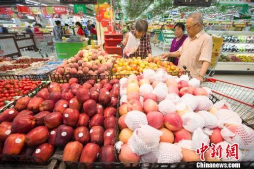 资料图：民众在超市选购水果。 张云 摄