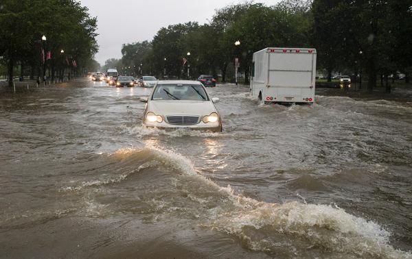 华盛顿受暴雨袭击 史上首次发布洪水紧急预警