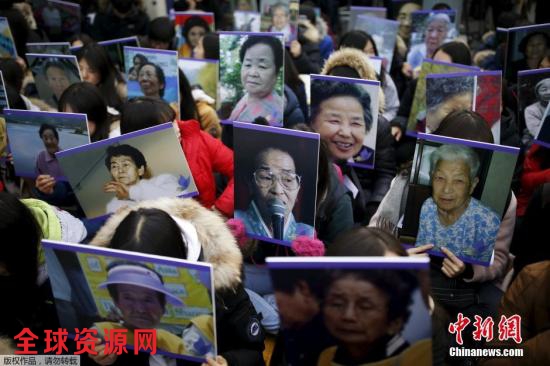 资料图：韩国首尔民众高举慰安妇的照片，在日本使馆前集会抗议。