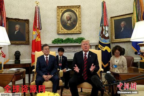 资料图：韩国总统文在寅与美国总统特朗普。