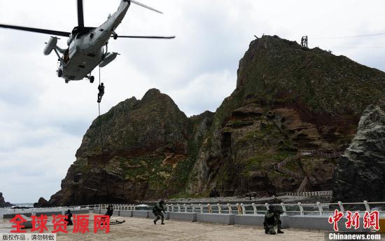 资料图：韩国在韩日争议岛屿周边海域举行联合防御军演。