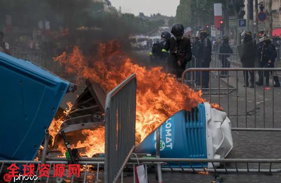 示威者在现场点燃垃圾桶，消防人员紧急救火  图自IC Photo