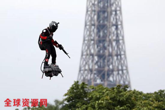 阅兵式上，法国一名发明家兼企业家“驾驶”涡轮发动机驱动的飞行踏板（flyboard）在香街上空“翱翔”  图自视觉中国
