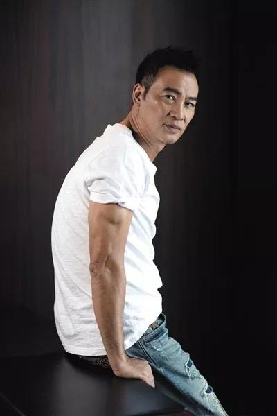 任达华遭男子捅刀 曾在TVB时不睡觉也要完成工作