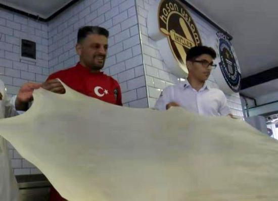 资料图片：土耳其大厨阿卡尔制作土耳其馅饼视频截图之一。（图片来源于网络）