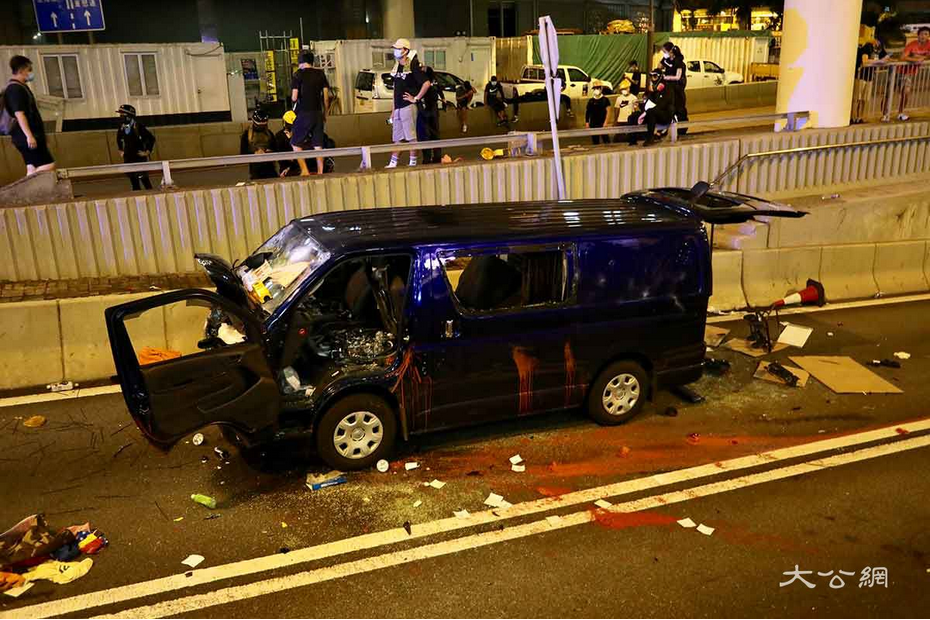 香港部分激进示威者冲击中联办 路过司机遭围殴