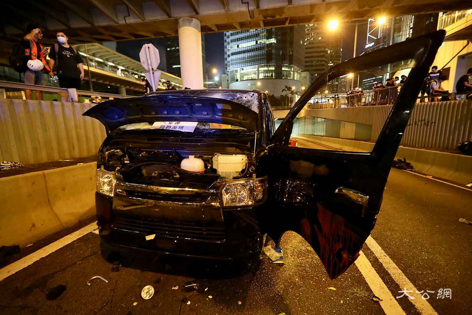 香港部分激进示威者冲击中联办 路过司机遭围殴