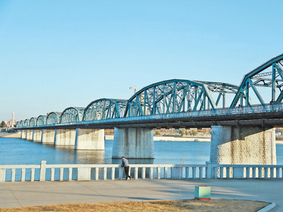 横跨大同江的大同桥是朝鲜战争停战后，中国人民志愿军为朝鲜建设的第一座跨江大桥。 本报记者 莽九晨摄