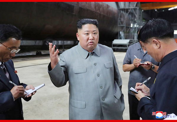 金正恩视察新建造潜艇 朝媒:将部署在朝鲜东部海域