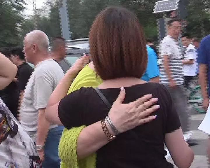 两车相撞女司机互相安慰:闺女快下车 别再把你伤了
