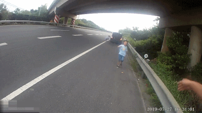 女司机带娃在高速超车道内换轮胎 警察被吓出冷汗