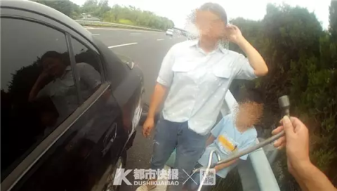 女司机带娃在高速超车道内换轮胎 警察被吓出冷汗