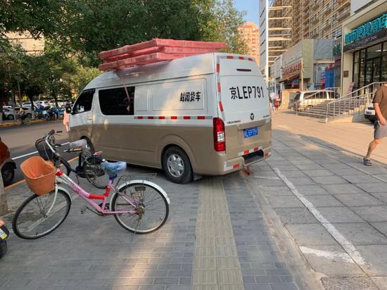 7月11日，北京市丰台区，一辆货车停在盲道上。新京报记者周小琪 摄
