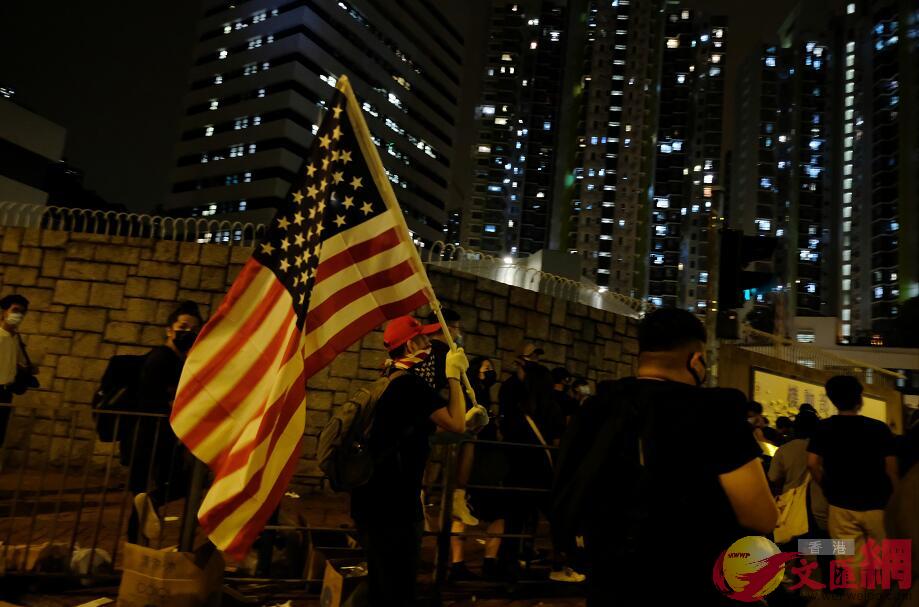 香港千名口罩党包围警署叫嚣放人 凌晨被驱散