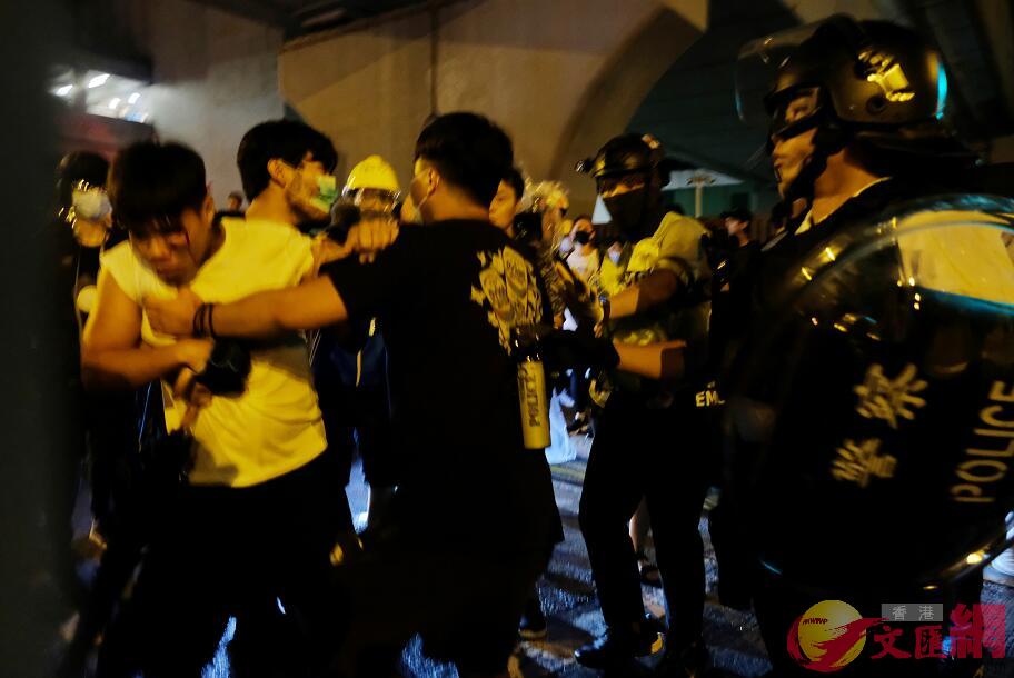 香港千名口罩党包围警署叫嚣放人 凌晨被驱散