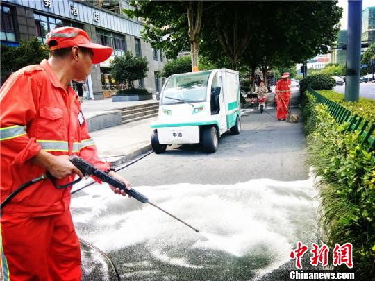 养护工人正修复道路。江干区城管局供图