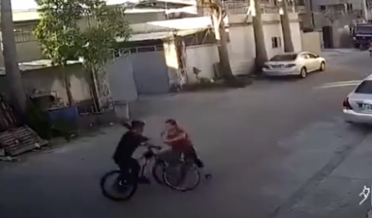 自行车版保时捷女司机挥伞打人反被殴 警方介入