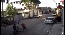 自行车版保时捷女司机挥伞打人反被殴 警方介入