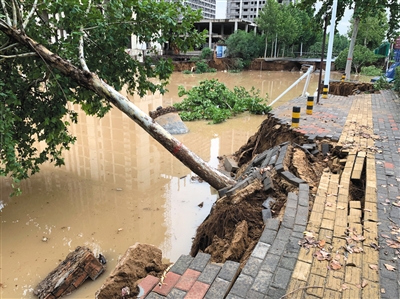 暴雨袭郑州多路段现塌方 女子疑被雨水冲入污水井