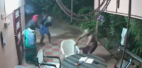 拖鞋对弯刀，印度老夫妇与蒙面劫匪“史诗般对决”