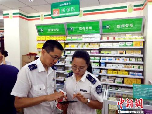 资料图:天津市场监管委工作人员在检查药品。 张道正 摄 点击进入下一页