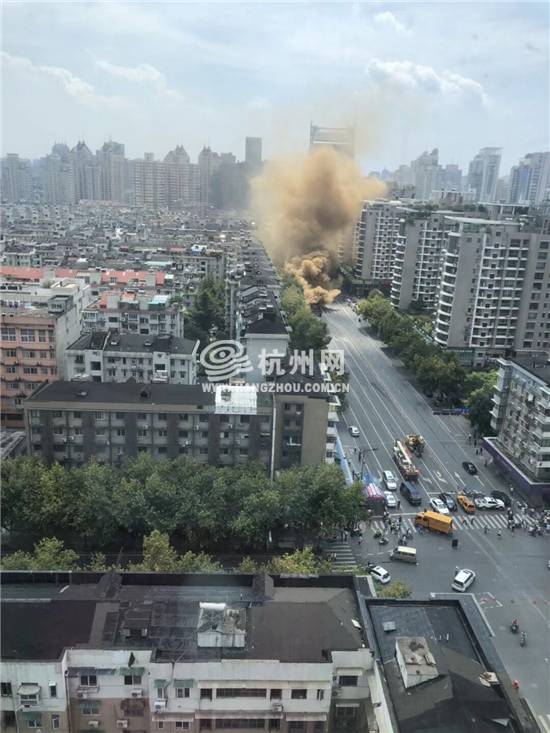 杭州发生路面塌陷冒出浓烟 疑似天然气泄漏