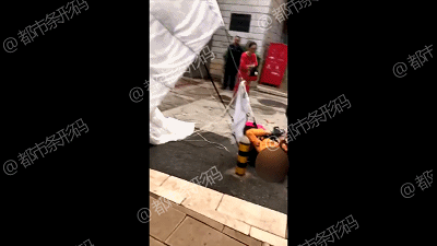 “他抓心口,表情非常痛苦…”目击者回忆恒隆广场“跳伞”男子…2.gif
