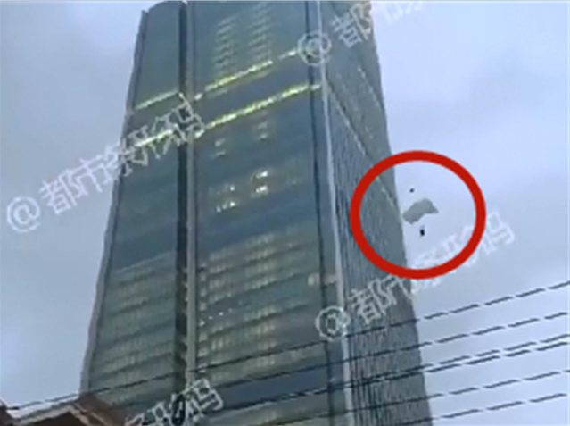 昆明恒隆广场男子跳伞视频曝光，监控拍下男子从副楼停车场进到主楼…….png