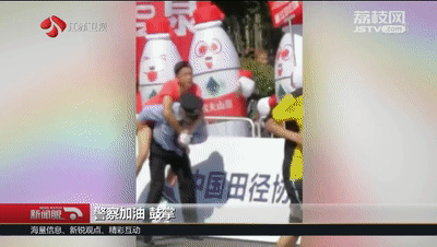 马拉松选手最后100米出现意外 警察背他冲向终点