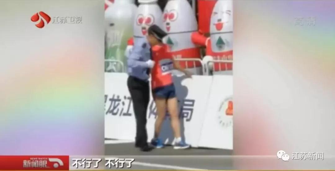 马拉松选手最后100米出现意外 警察背他冲向终点