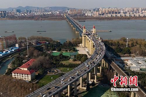 图为航拍南京长江大桥，连接江南江北。(资料图片)中新社记者 泱波 摄
