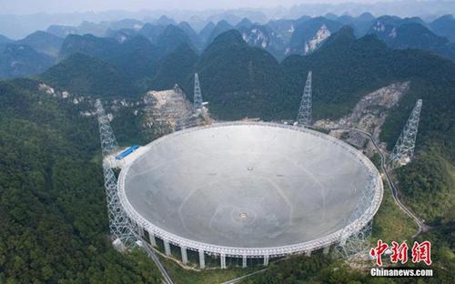 图为2016年9月25日，世界最大单口径射电望远镜——500米口径球面射电望远镜(简称FAST)在贵州平塘县克度镇喀斯特洼坑中落成。 中新社记者 贺俊怡 摄