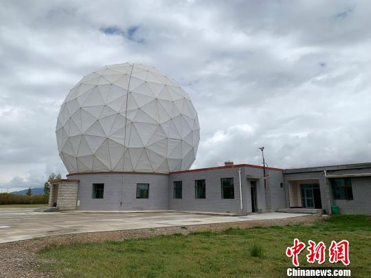 图为建成于1990年的13.7米毫米波射电望远镜是中国毫米波段唯一的一台大型设备，它的口径为13.7米，主要用于宇宙毫米波射电天文观测。 孙睿 摄