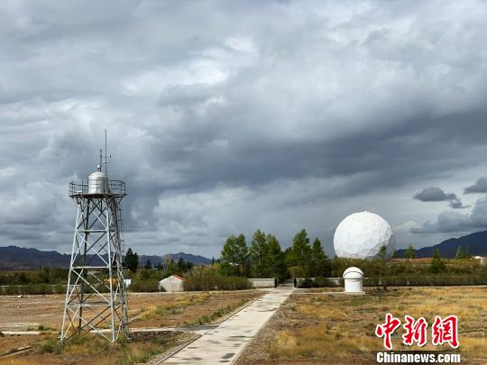 图为青海观测站还运行着射电和光学波段的多个天文望远镜。 孙睿 摄