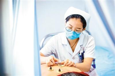 中国注册护士超400万护理服务护“身”更护“心”