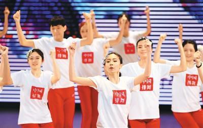 四川外国语大学师生展示排舞。 新华社记者 王全超摄