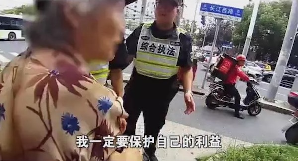 7旬老太要给网恋老公汇款 警察苦劝拦下8万元