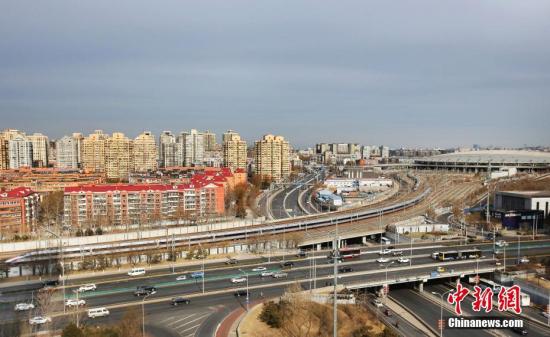 1月5日,17辆超长版时速350公里复兴号动车组首次亮相京沪高铁。据了解,此次首次投入运营的17辆超长版“复兴号”动车组全长439.9米,载客定员1283人,载客能力较16辆编组提升了7.5%,担当北京南至上海虹桥G9/G16次列车运行任务。图为17辆超长版时速350公里“复兴号”动车组G9次列车驶离北京南站。<a target='_blank' href='http://www.chinanews.com/'>中新社记者 卞正锋 摄 点击进入下一页