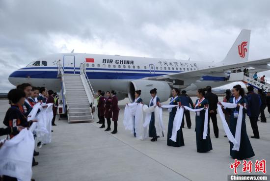 9月16日,CA4215航班载着118名旅客飞行50多分钟后,稳稳地降落在海拔4411米的四川稻城亚丁机场跑道上,这标志着世界海拔最高的民航机场正式投入运行。<a target='_blank' href='http://www.chinanews.com/'>中新社发 刘忠俊 摄 点击进入下一页