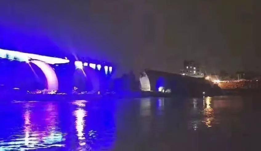 江西一古桥桥面发生坍塌长度约10米 致1死2伤