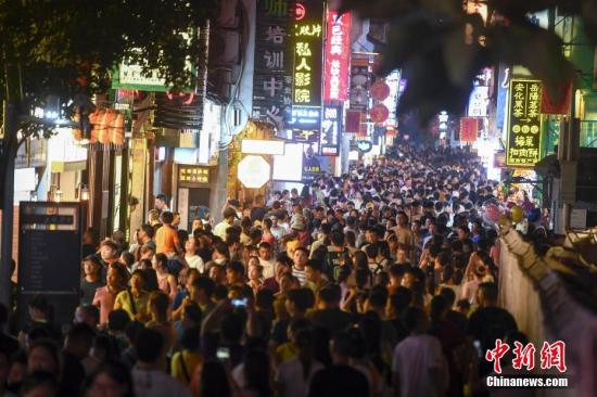 资料图：湖南长沙太平老街人山人海，夜经济火爆。中新社记者 杨华峰 摄