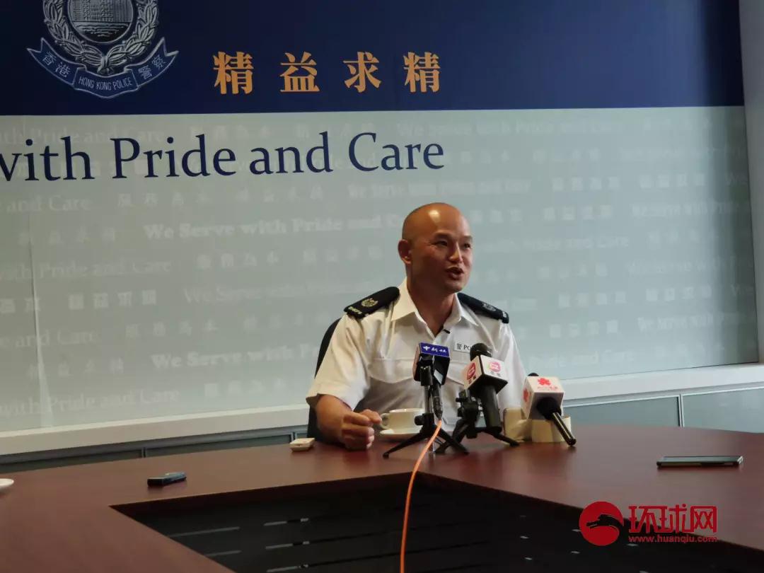 爱国爱港团体登狮子山挥国旗 涉险摘除反对派标语