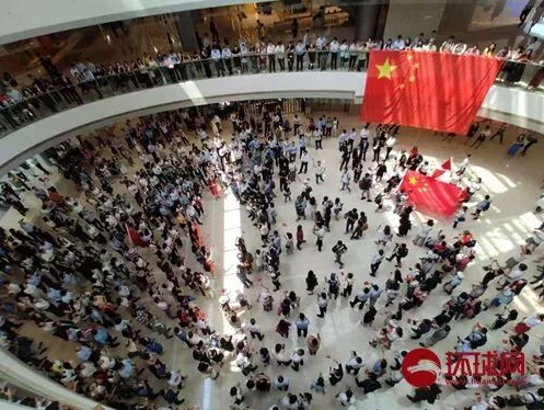 爱国爱港团体登狮子山挥国旗 涉险摘除反对派标语