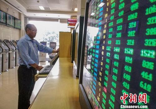 资料图:某证券公司营业部的股民关注股市动态。 中新社记者 骆云飞 摄 资料图:某证券公司营业部的股民关注股市动态。 中新社记者 骆云飞 摄