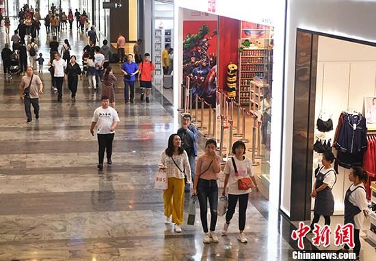图为重庆一商场内的顾客来来往往。 中新社记者 陈超 摄